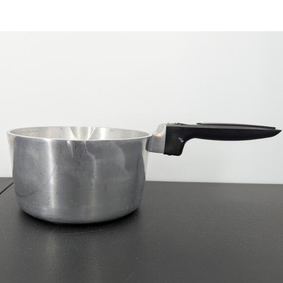 Vintage MagnaLite Classic 2 qt 2 Quart Aluminum Sauce Pan Thick Bottom Durable - Picture 1 of 11